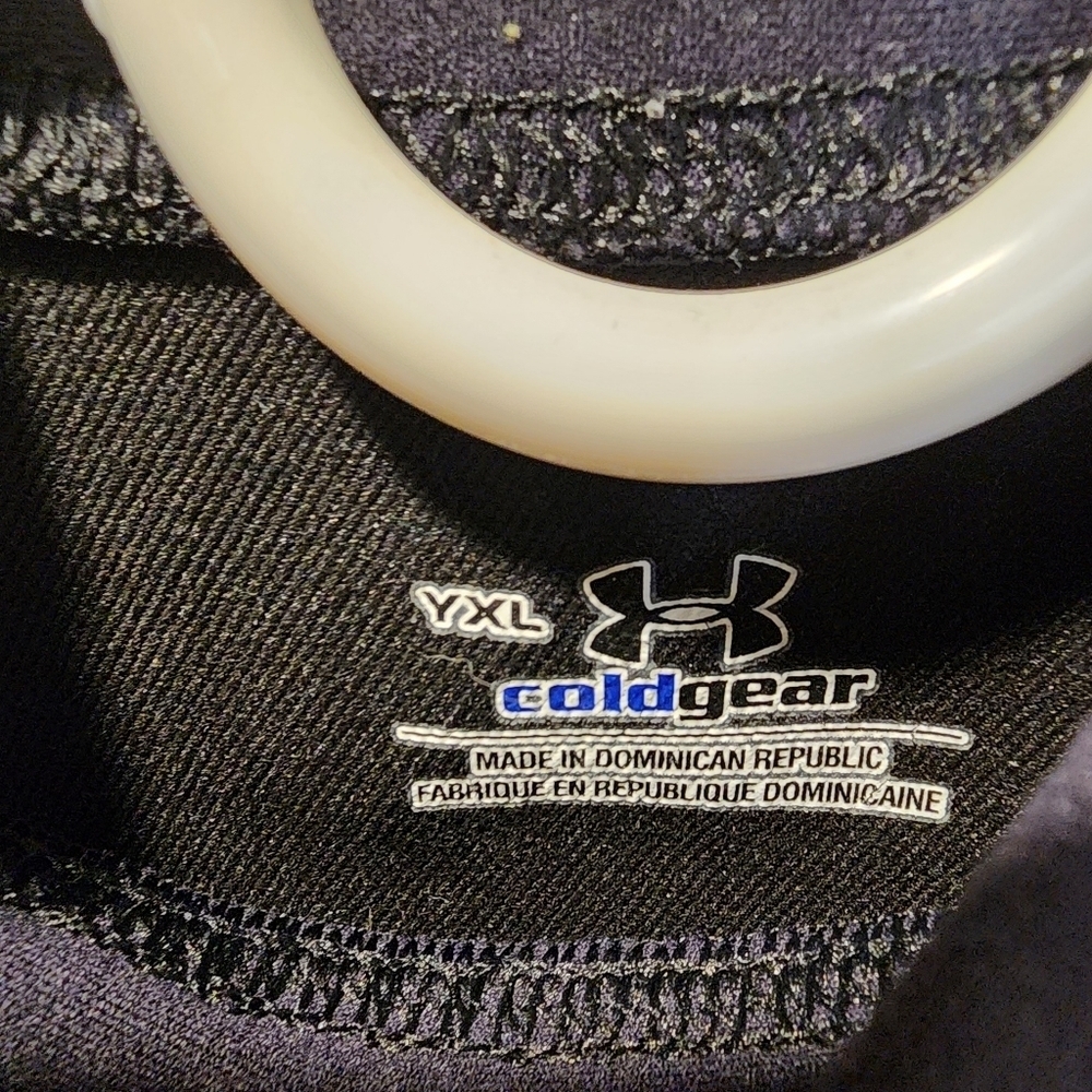 Under Armour  cold gear black long Sleeves athletic shirt size YXL - Picture 2 of 7